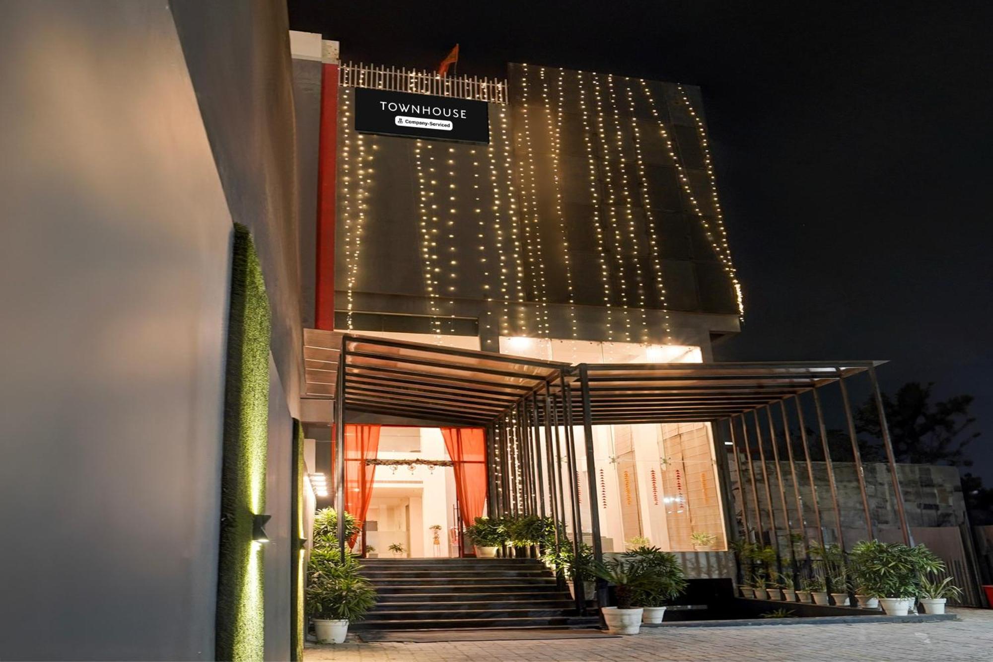 Super Townhouse Gomti Nagar Matiyari Hotel Chinhat Екстериор снимка